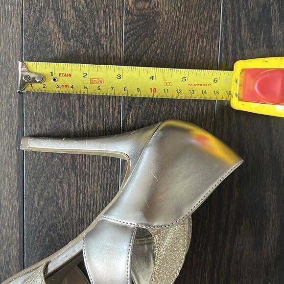 “Gold” sandals / Size 8.5 - Picture 9 of 11